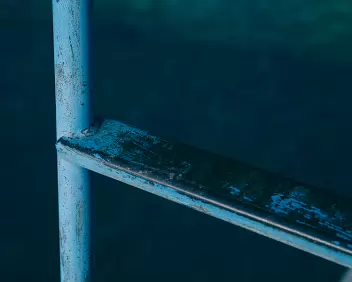 Junction Intersecting metal bars form a point of contact and constraint. Structure becomes explicit, tightening the visual language introduced in the opening image.