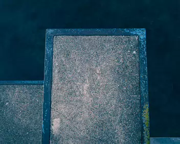 Plane Horizontal lines and open water settle into a quiet, stable composition. The scene resolves into calm geometry, allowing space rather than tension.